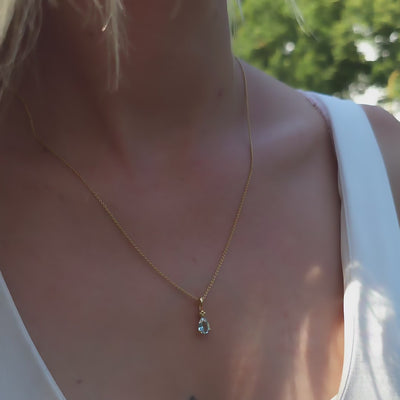 Kette mit Anhänger Blossom Kleeblatt hellblauer Topas aus 925er Sterlingsilber vergoldet - Video, am Hals getragen
