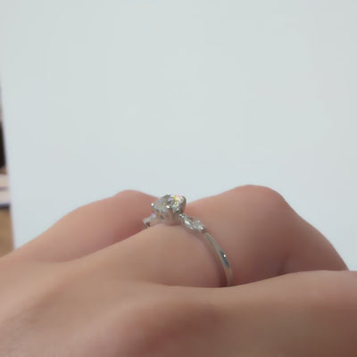 Ring Petite Fleur 0,50 ct aus 950er Platin mit Brillant und zwei Navetten - am Finger getragen, Schrägansicht, Video