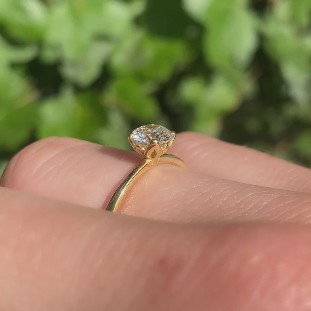 Video Gelbgold Ring Fleur Solitair 0.75ct Diamant close Up 