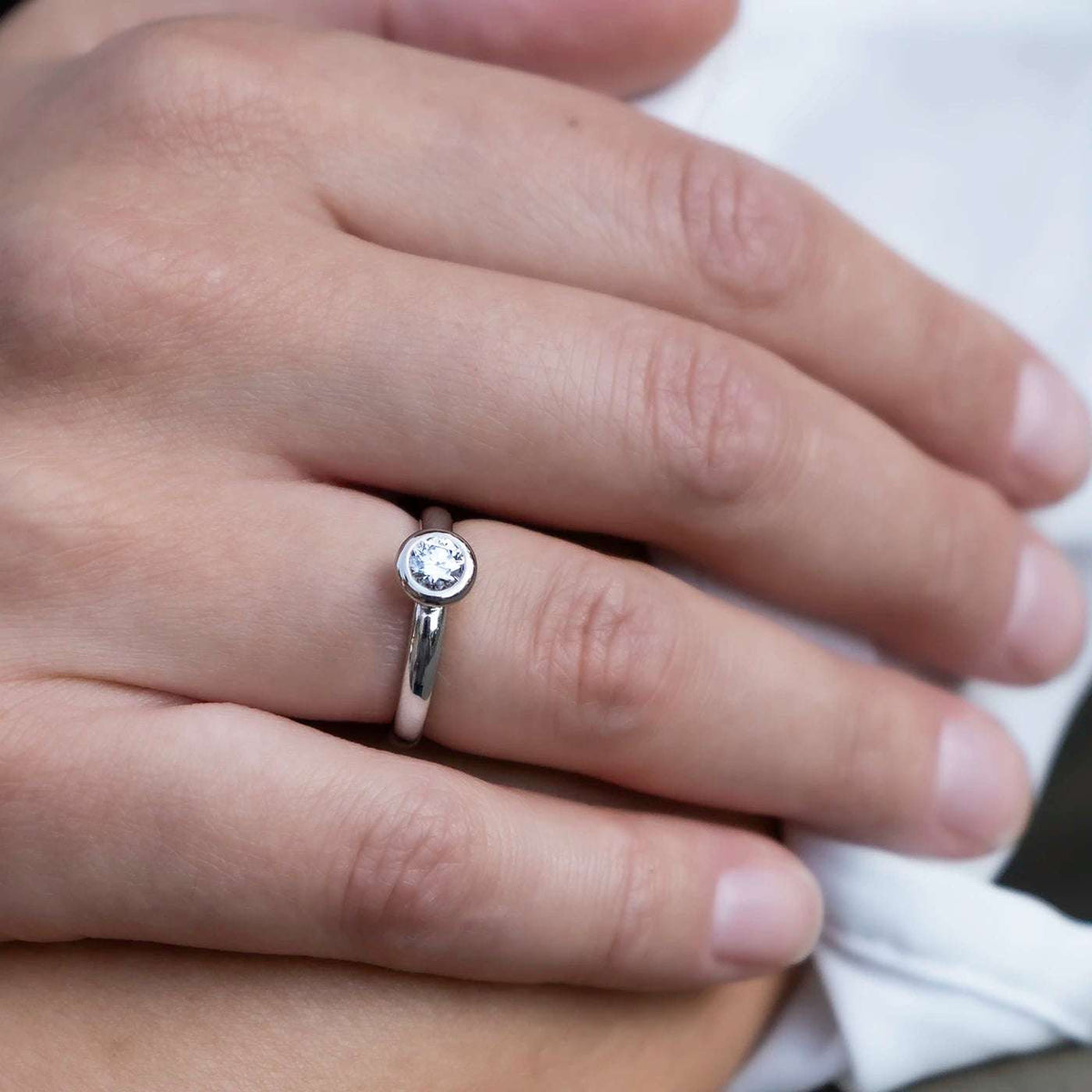 Ring Balance Brillant 0,4 ct aus 950er Platin - am Finger getragen, Nahaufnahme