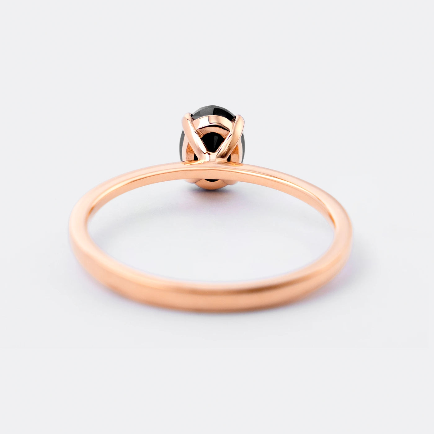 Solitärring Blossom aus 750er Roségold mit schwarzem ovalem Diamant 0,9 ct - Rückansicht 180°