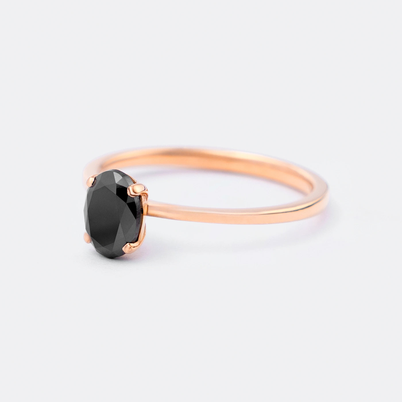 Solitärring Blossom aus 750er Roségold mit schwarzem ovalem Diamant 0,9 ct - Schrägansicht 25° links