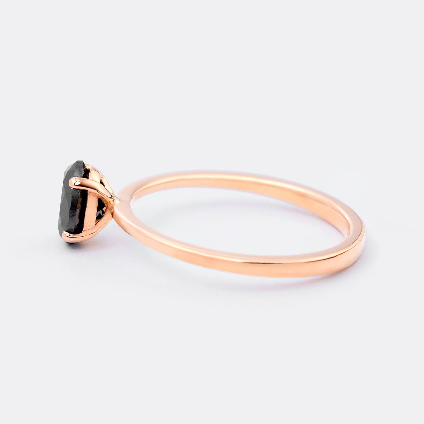 Solitärring Blossom aus 750er Roségold mit schwarzem ovalem Diamant 0,9 ct - Seitenansicht 90°
