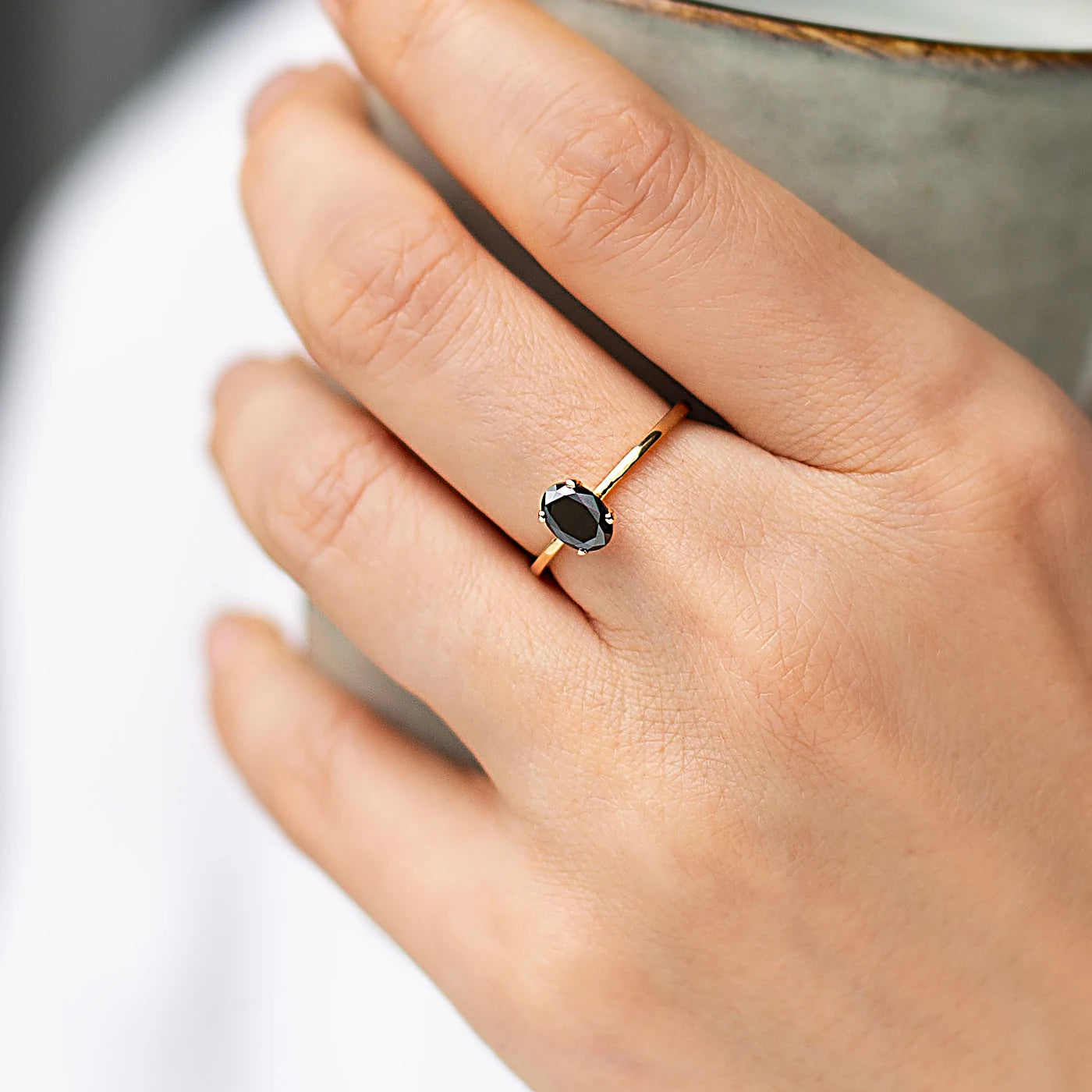 Solitärring Blossom aus 750er Roségold mit schwarzem ovalem Diamant 0,9 ct - getragen, Detailansicht