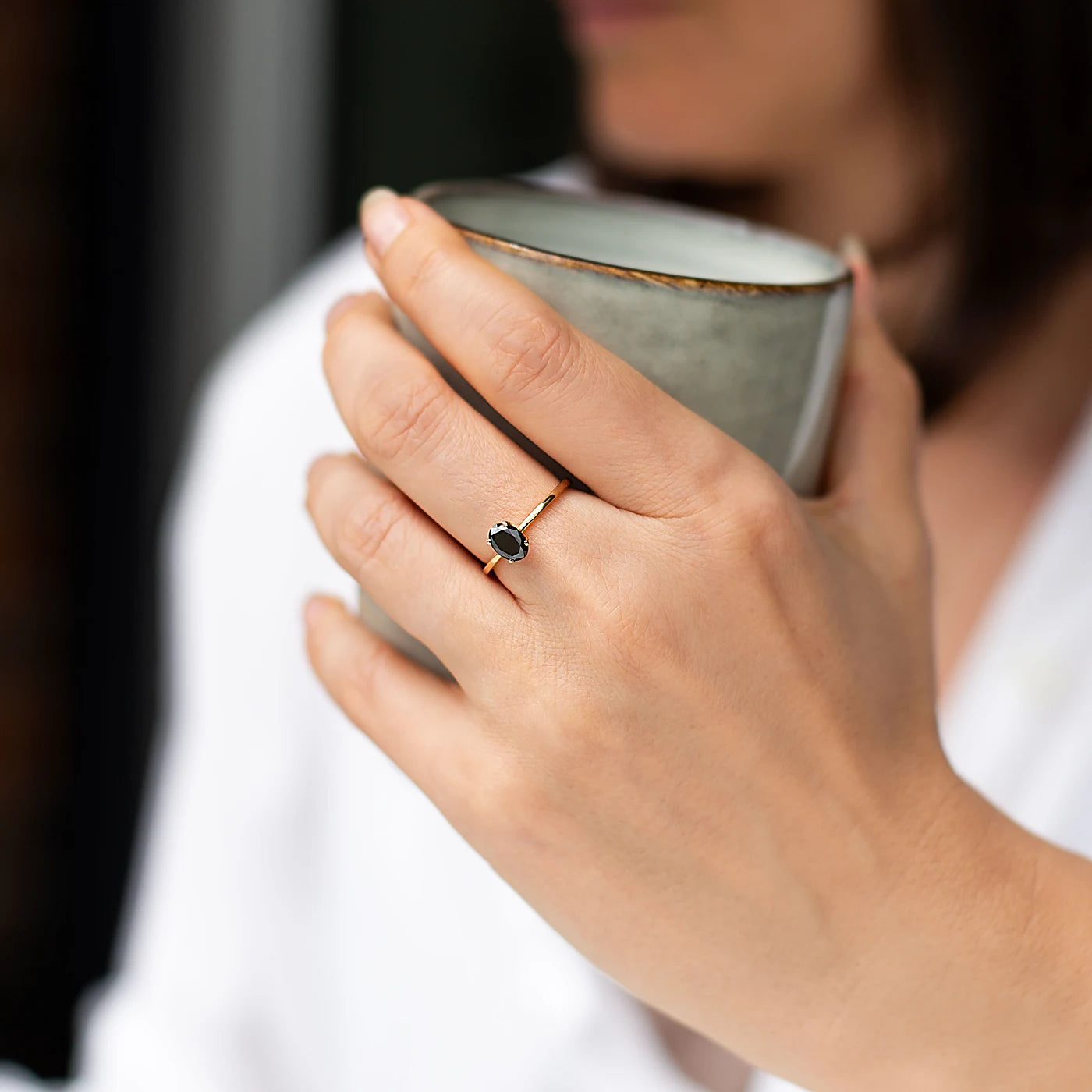 Solitärring Blossom aus 750er Roségold mit schwarzem ovalem Diamant 0,9 ct - getragen, Lifestyle
