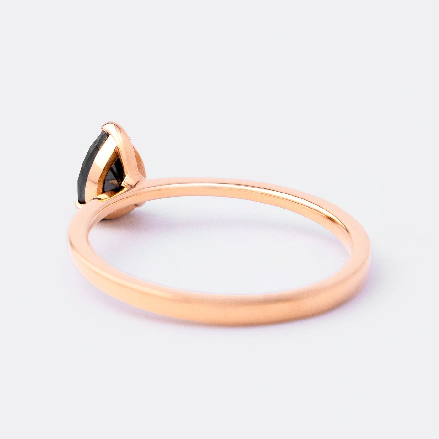 Solitärring Blossom aus 750er Roségold mit schwarzem Tropfen-Diamant 0,8 ct - Schrägansicht 150° links
