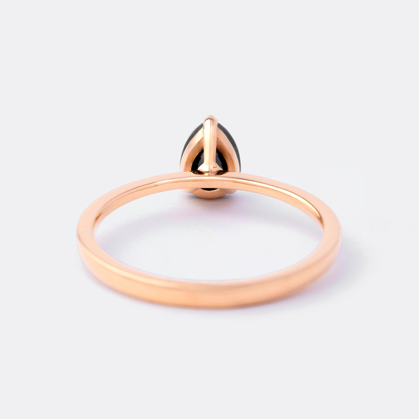 Solitärring Blossom aus 750er Roségold mit schwarzem tropfenförmigem Diamant 0,9 ct - Rückansicht 180°
