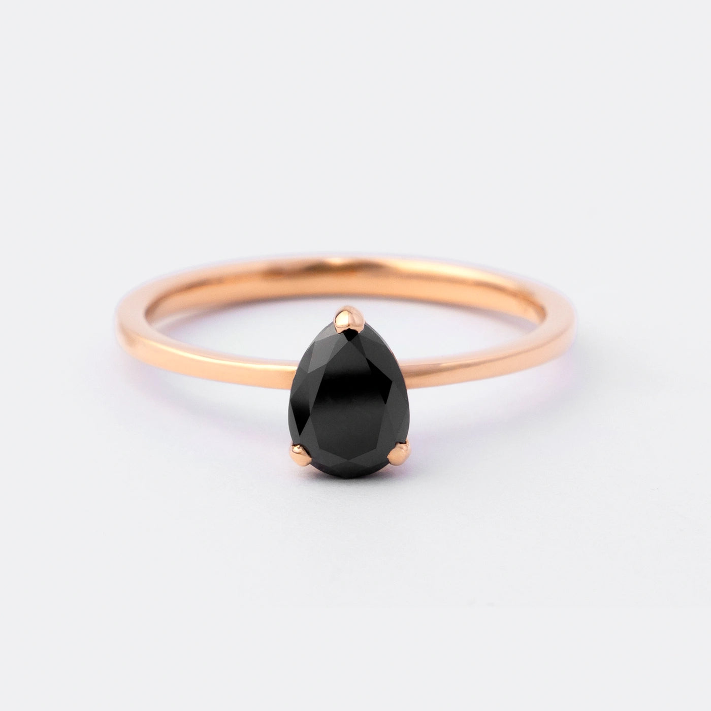 Solitärring Blossom aus 750er Roségold mit schwarzem Tropfen-Diamant 0,8 ct - Frontansicht