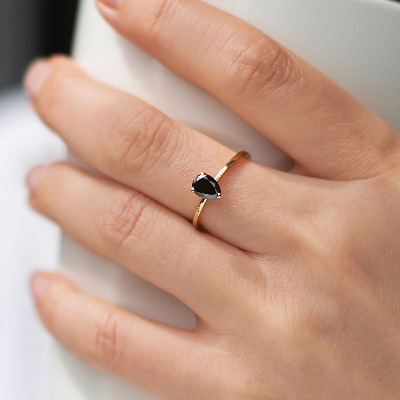 Solitärring Blossom aus 750er Roségold mit schwarzem tropfenförmigem Diamant 0,8 ct - getragen, Detailansicht