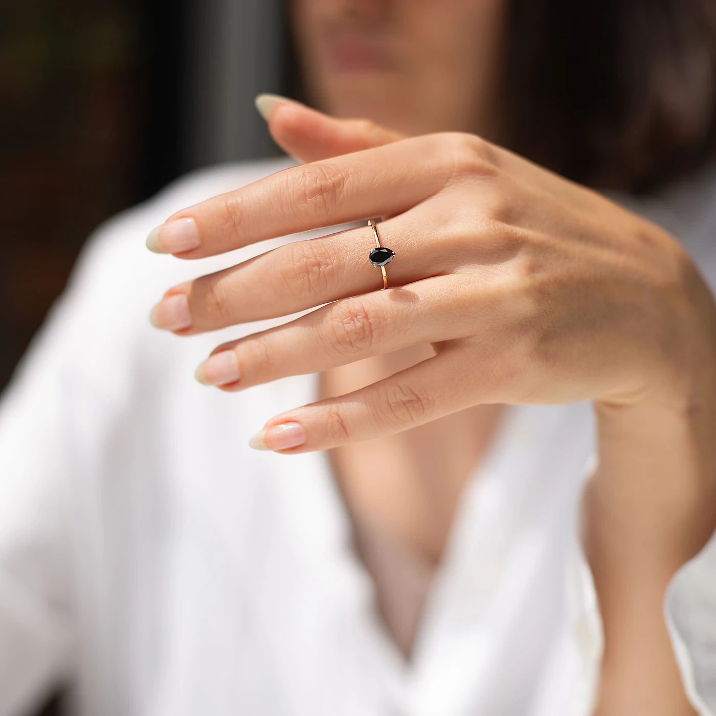 Solitärring Blossom aus 750er Roségold mit schwarzem tropfenförmigem Diamant 0,8 ct - getragen an der Hand