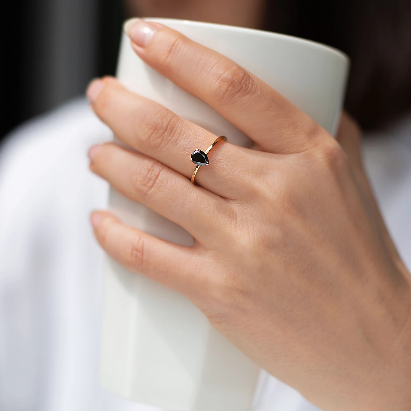Solitärring Blossom aus 750er Roségold mit schwarzem tropfenförmigem Diamant 0,8 ct - getragen, Lifestyle