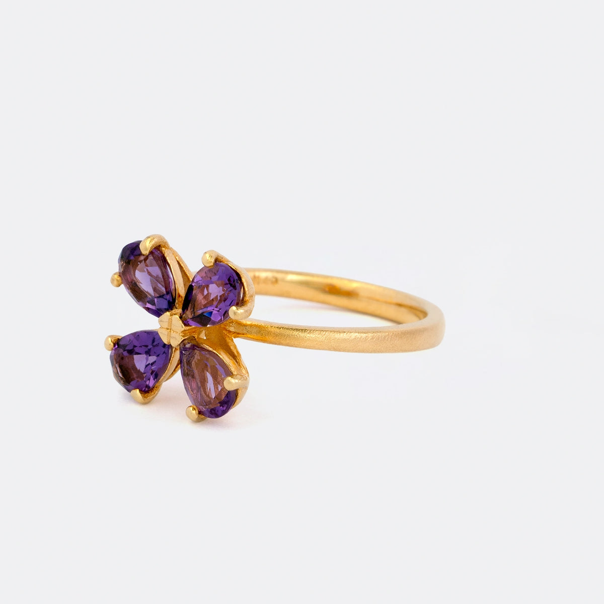 Ring Forever Blossom aus 925er Sterlingsilber vergoldet mit vier lila Amethysten im Tropfenschliff 6x4 mm - Seitenansicht 25°