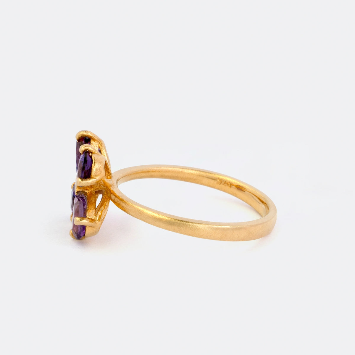 Ring Forever Blossom aus 925er Sterlingsilber vergoldet mit vier lila Amethysten im Tropfenschliff 6x4 mm - Seitenansicht 90°