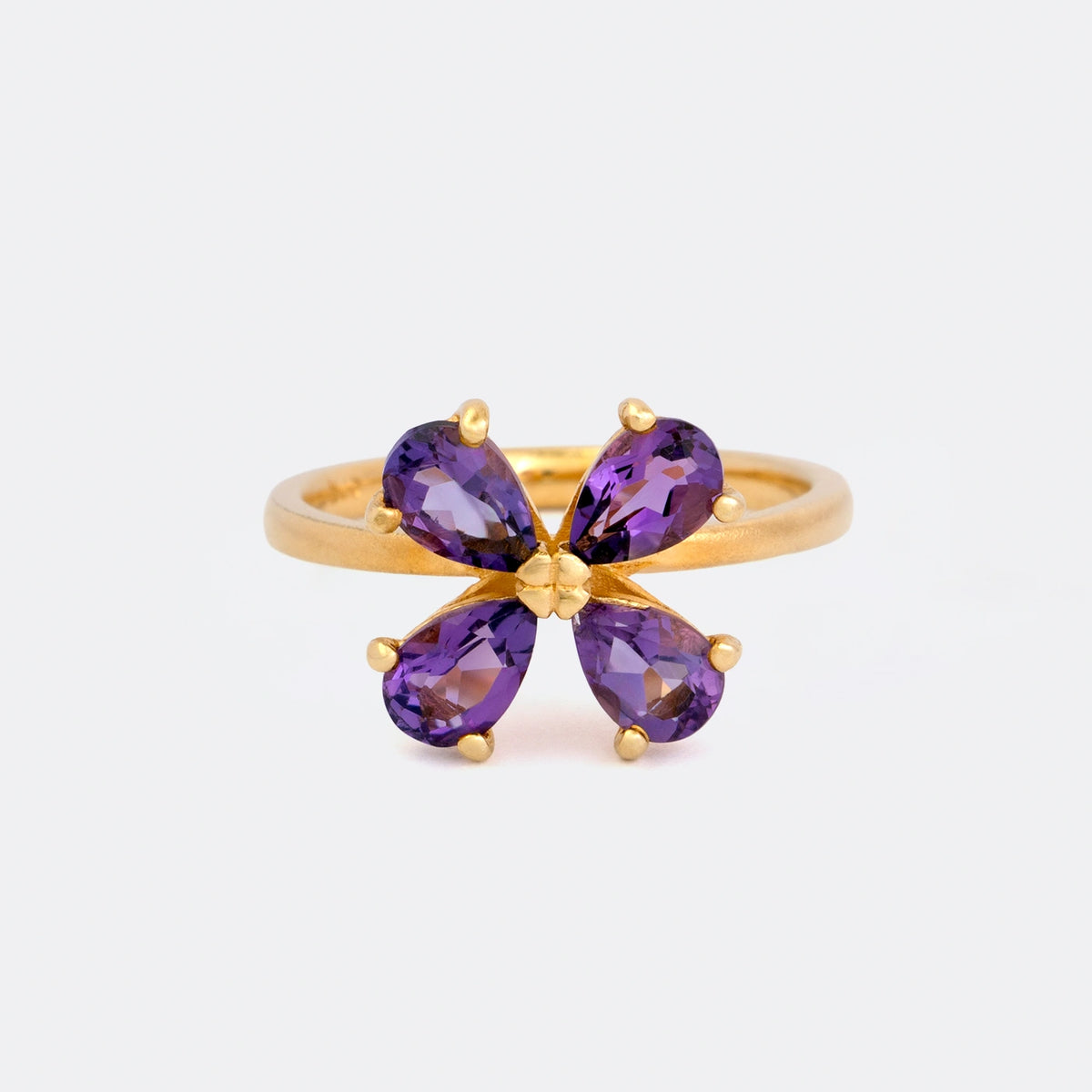 Ring Forever Blossom aus 925er Sterlingsilber vergoldet mit vier lila Amethysten im Tropfenschliff 6x4 mm - Frontansicht