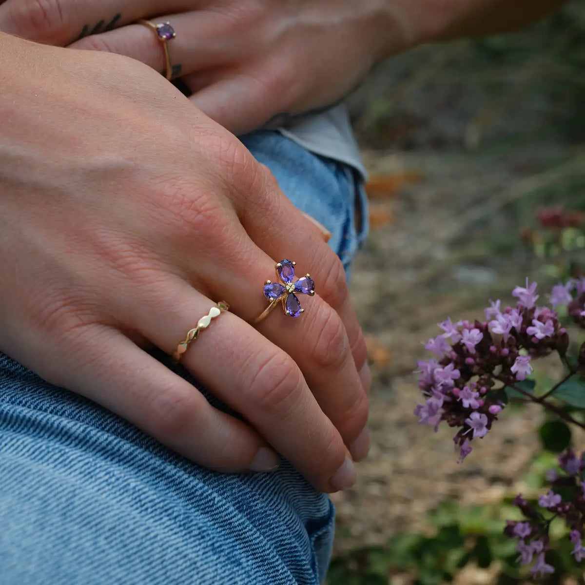 Ring Forever Blossom violetter Amethyst aus 925er Sterlingsilber vergoldet - am Finger getragen, ganze Hand