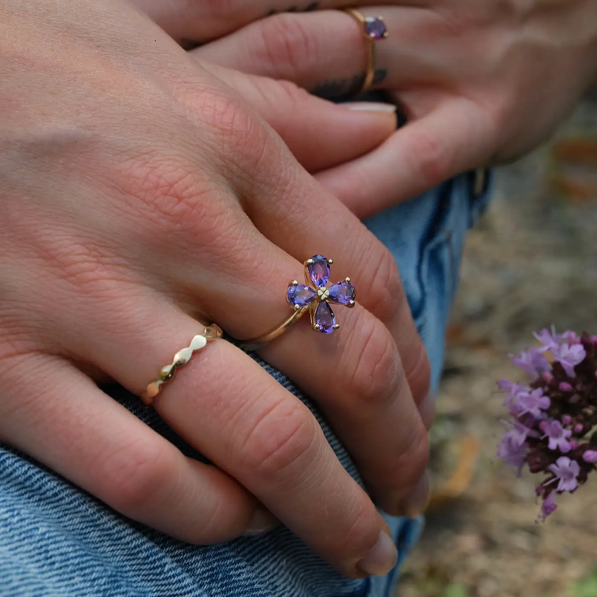 Ring Forever Blossom violetter Amethyst aus 925er Sterlingsilber vergoldet - am Finger getragen, Aufsicht