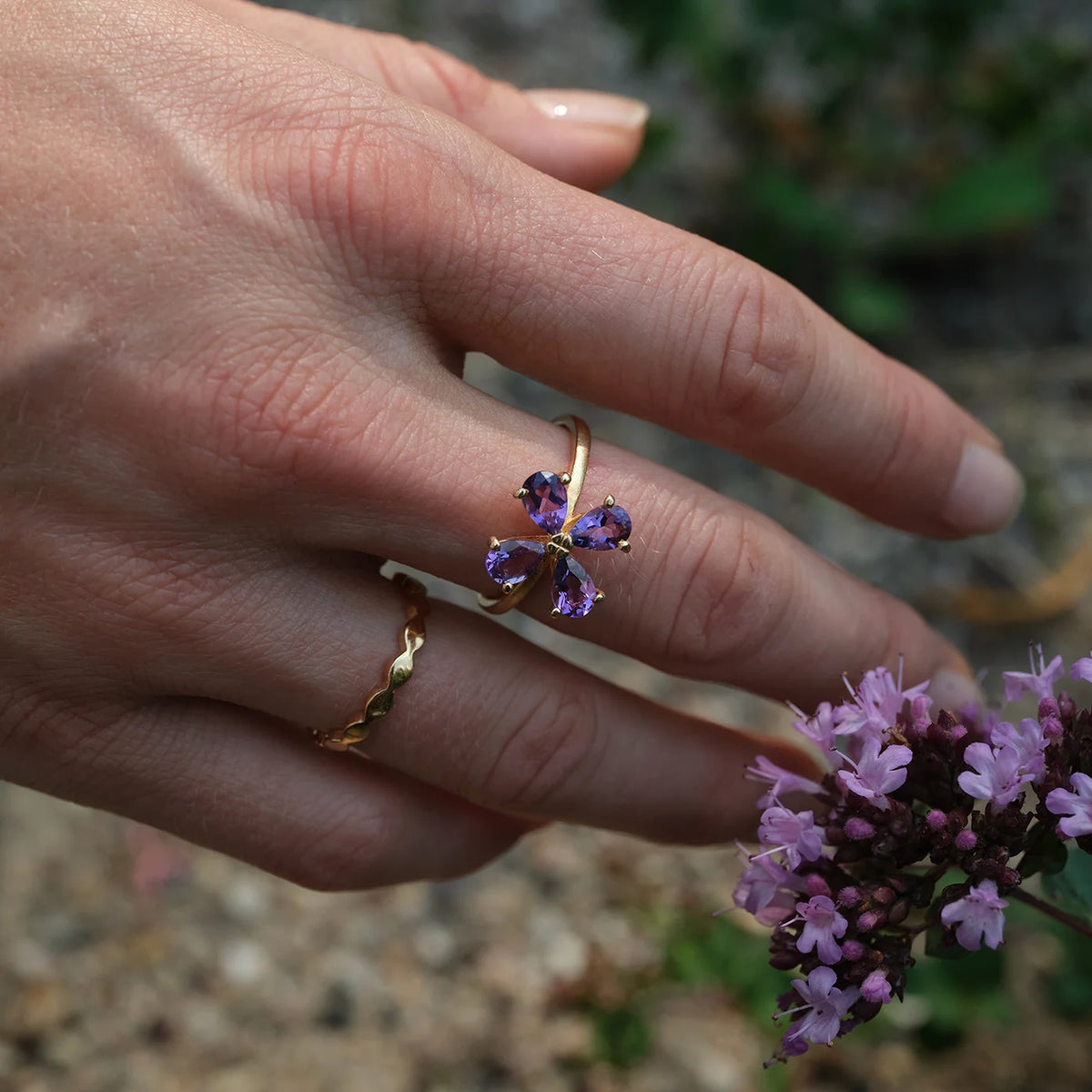 Ring Forever Blossom violetter Amethyst aus 925er Sterlingsilber vergoldet - am Finger getragen, Schrägansicht