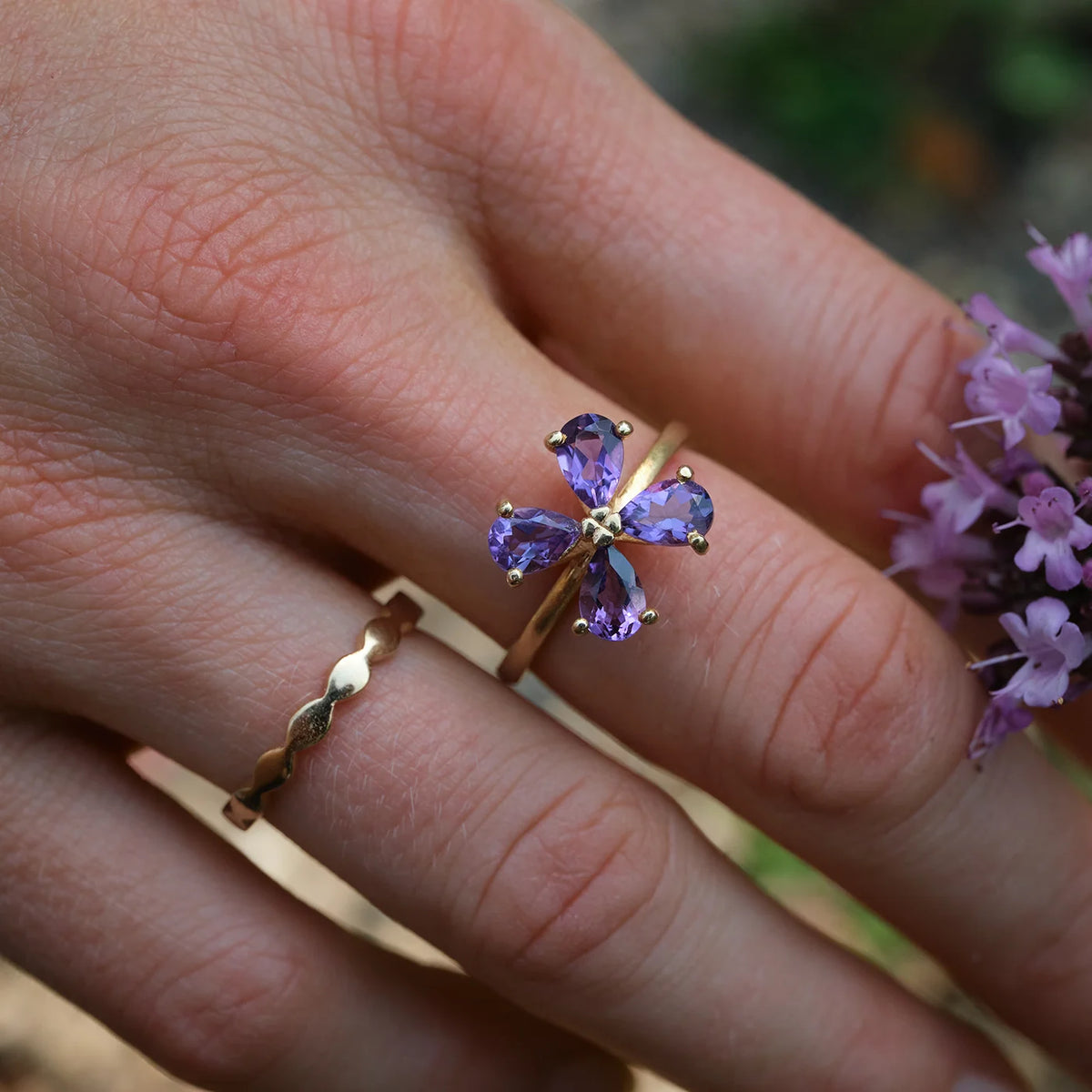 Ring Forever Blossom violetter Amethyst aus 925er Sterlingsilber vergoldet - am Finger getragen, Detailansicht mit Ring Wave