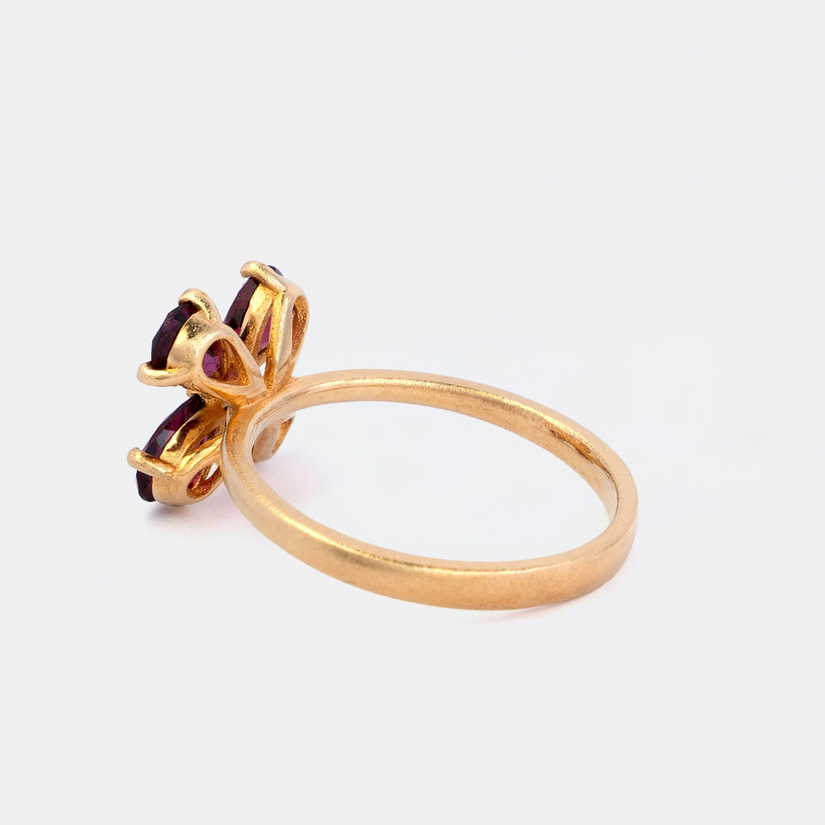 Ring Forever Blossom aus 925er Sterlingsilber vergoldet mit vier roten Granaten im Tropfenschliff 6x4 mm - Seitenansicht 150°
