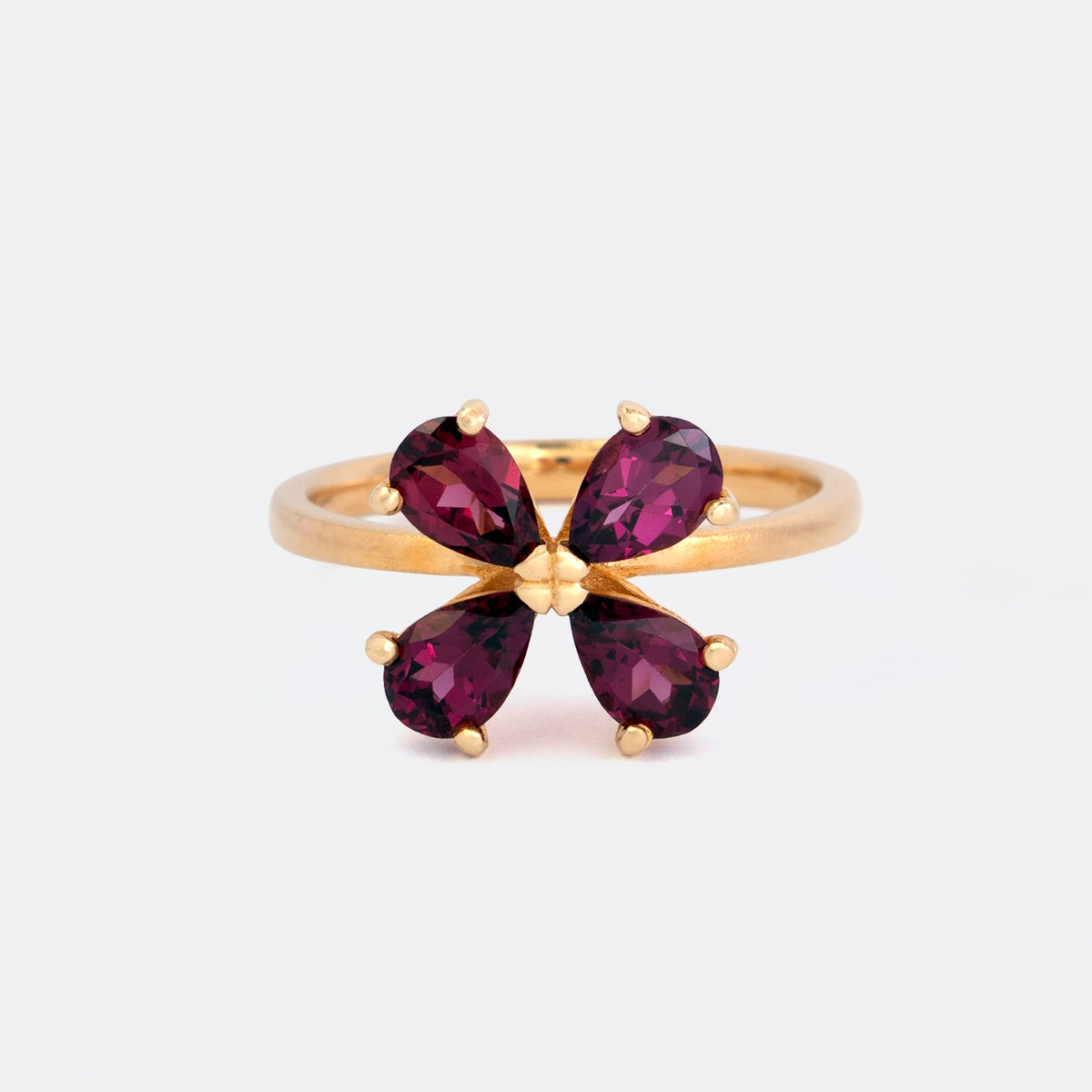 Ring Forever Blossom aus 925er Sterlingsilber vergoldet mit vier roten Granaten im Tropfenschliff 6x4 mm - Frontansicht