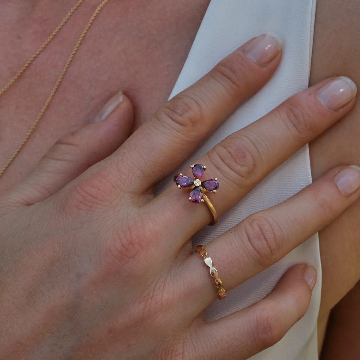 Ring Forever Blossom roter Granat aus 925er Sterlingsilber vergoldet - am Finger getragen, Aufsicht