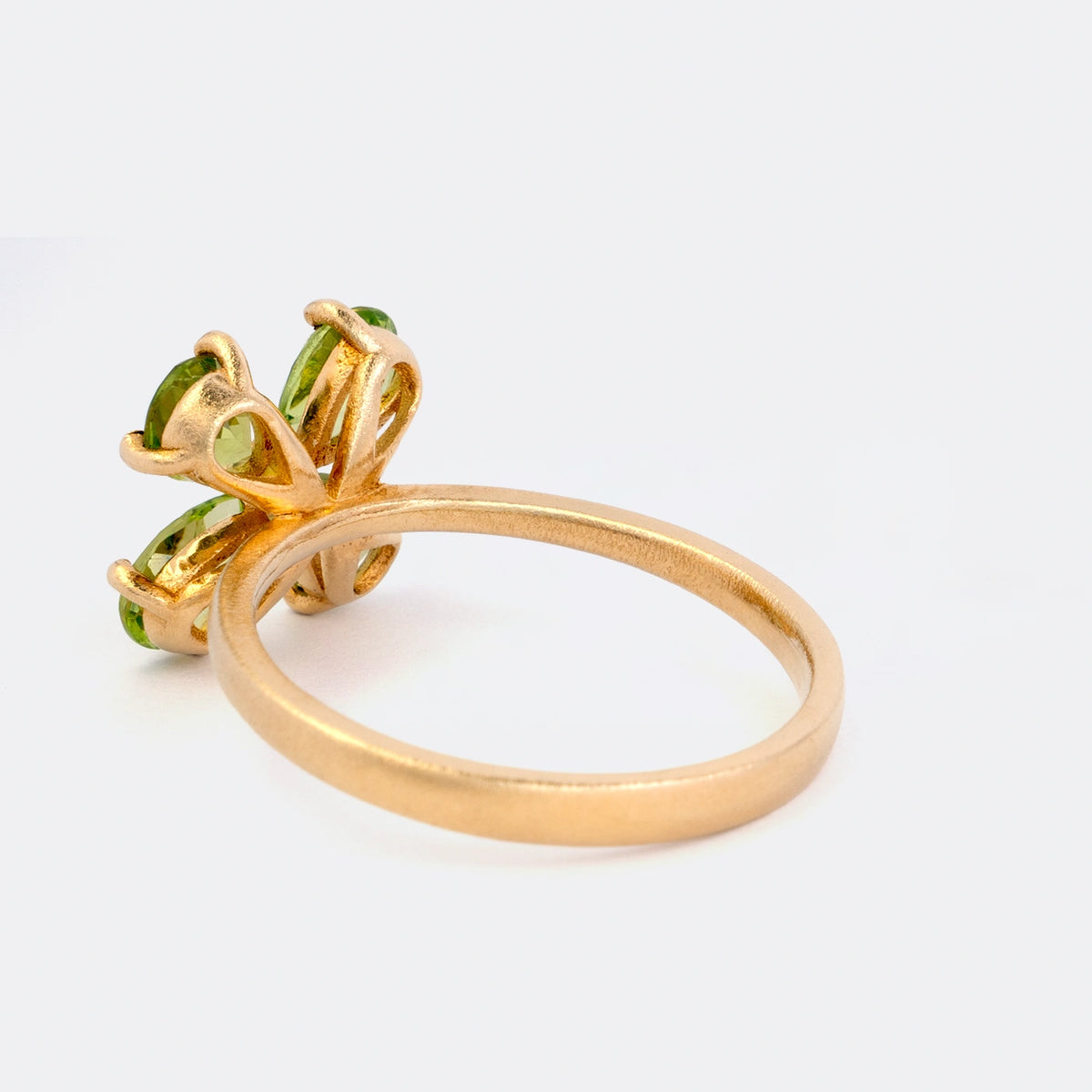 Ring Forever Blossom aus 925er Sterlingsilber vergoldet mit vier grünen Peridoten im Tropfenschliff 6x4 mm - Seitenansicht 150°