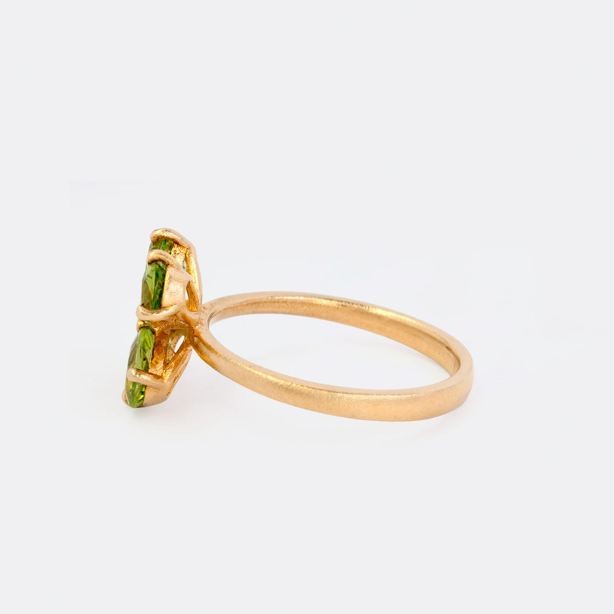 Ring Forever Blossom aus 925er Sterlingsilber vergoldet mit vier grünen Peridoten im Tropfenschliff 6x4 mm - Seitenansicht 90°