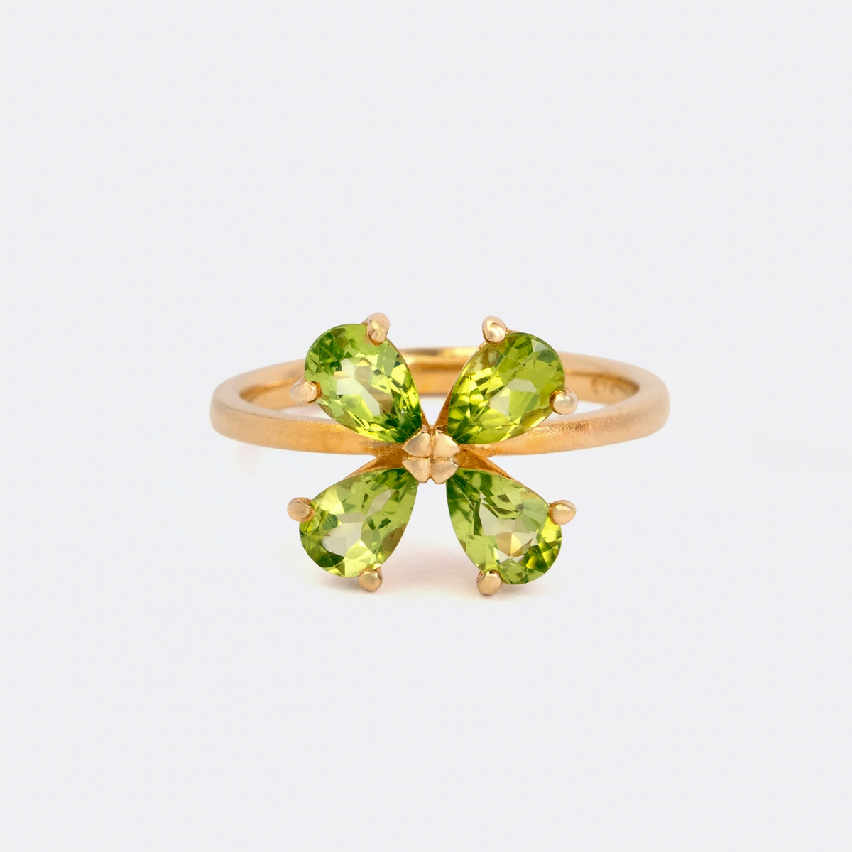 Ring Forever Blossom aus 925er Sterlingsilber vergoldet mit vier grünen Peridoten im Tropfenschliff 6x4 mm - Frontansicht