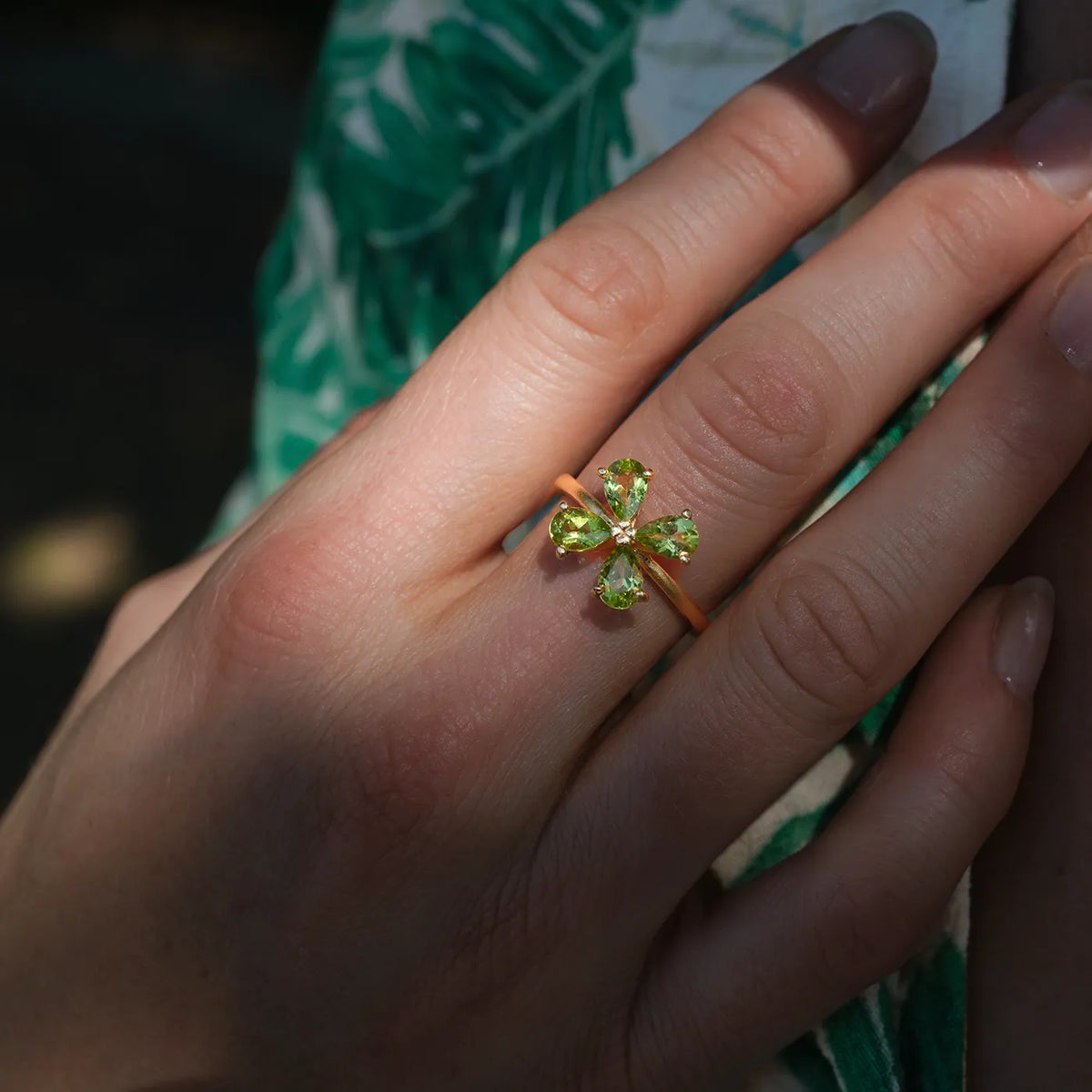 Ring Forever Blossom grüner Peridot aus 925er Sterlingsilber vergoldet - am Finger getragen, Aufsicht