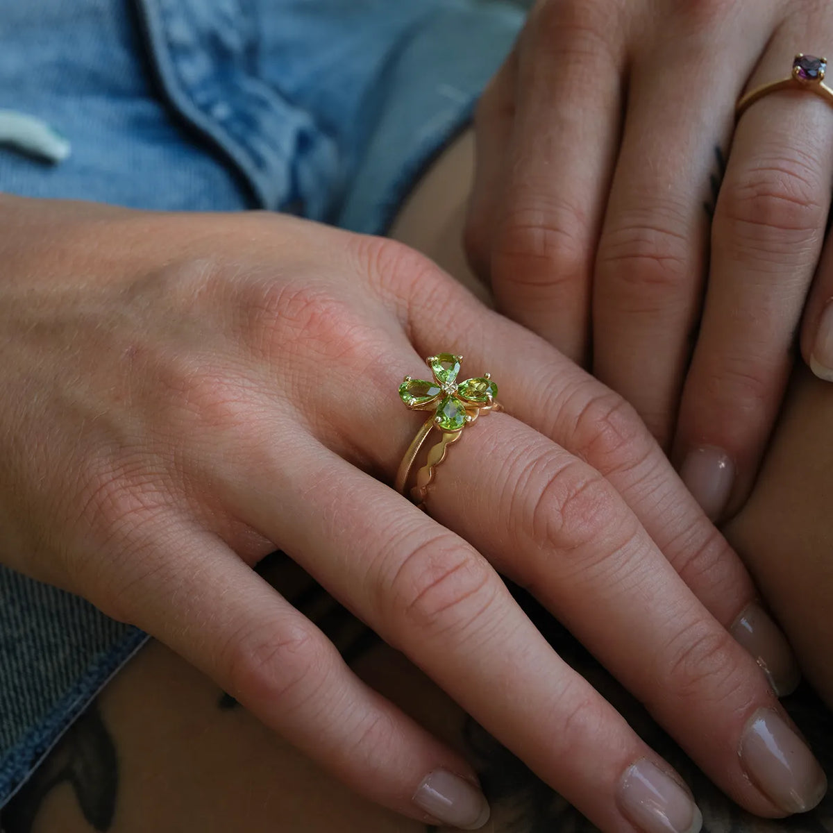 Ring Forever Blossom grüner Peridot aus 925er Sterlingsilber vergoldet - am Finger getragen, Schrägansicht