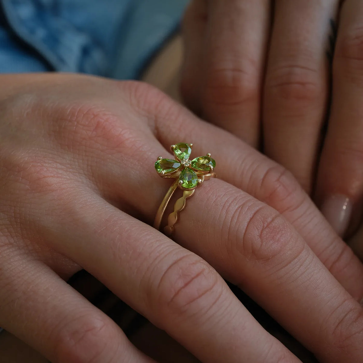 Ring Forever Blossom grüner Peridot aus 925er Sterlingsilber vergoldet - am Finger getragen, Nahaufnahme