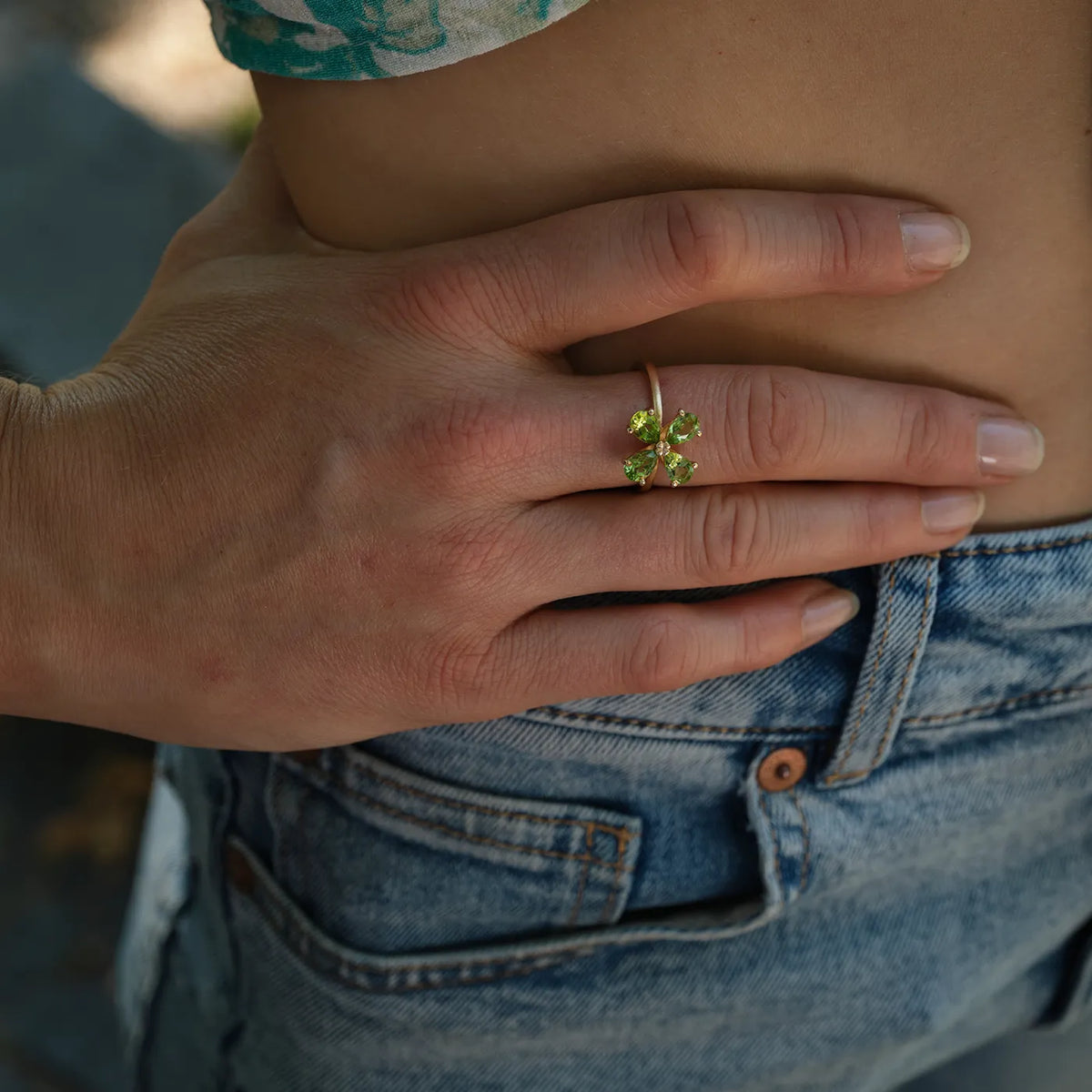 Ring Forever Blossom grüner Peridot aus 925er Sterlingsilber vergoldet - am Finger getragen, Gesamtansicht