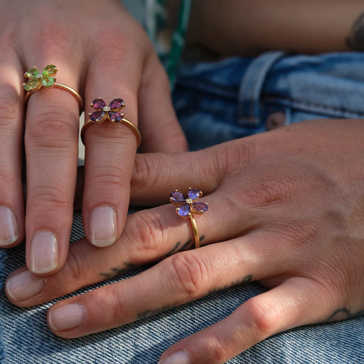 Ring Forever Blossom grüner Peridot, roter Granat und violetter Amethyst aus 925er Sterlingsilber vergoldet - am Finger getragen, Nahaufnahme