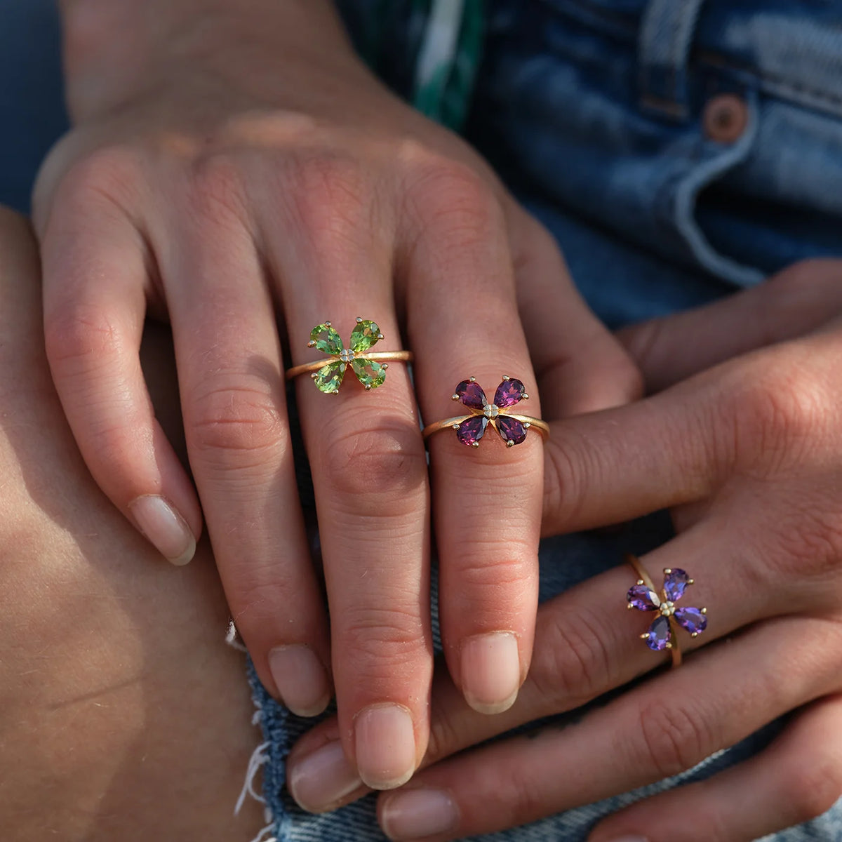 Ring Forever Blossom grüner Peridot, roter Granat und violetter Amethyst aus 925er Sterlingsilber vergoldet - am Finger getragen, Aufsicht