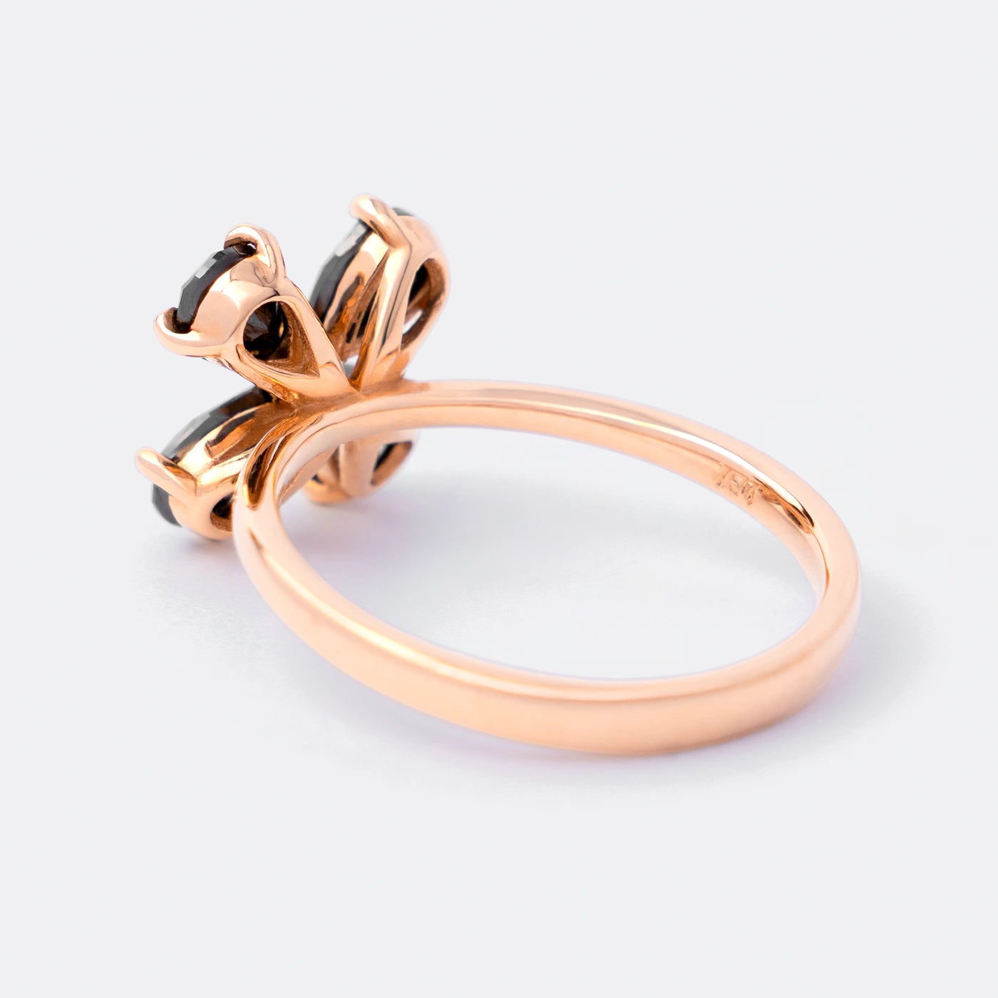 Ring Forever Blossom aus 750er Roségold mit vier schwarzen tropfenförmigen Diamanten 1,2 ct - Schrägansicht 150° links