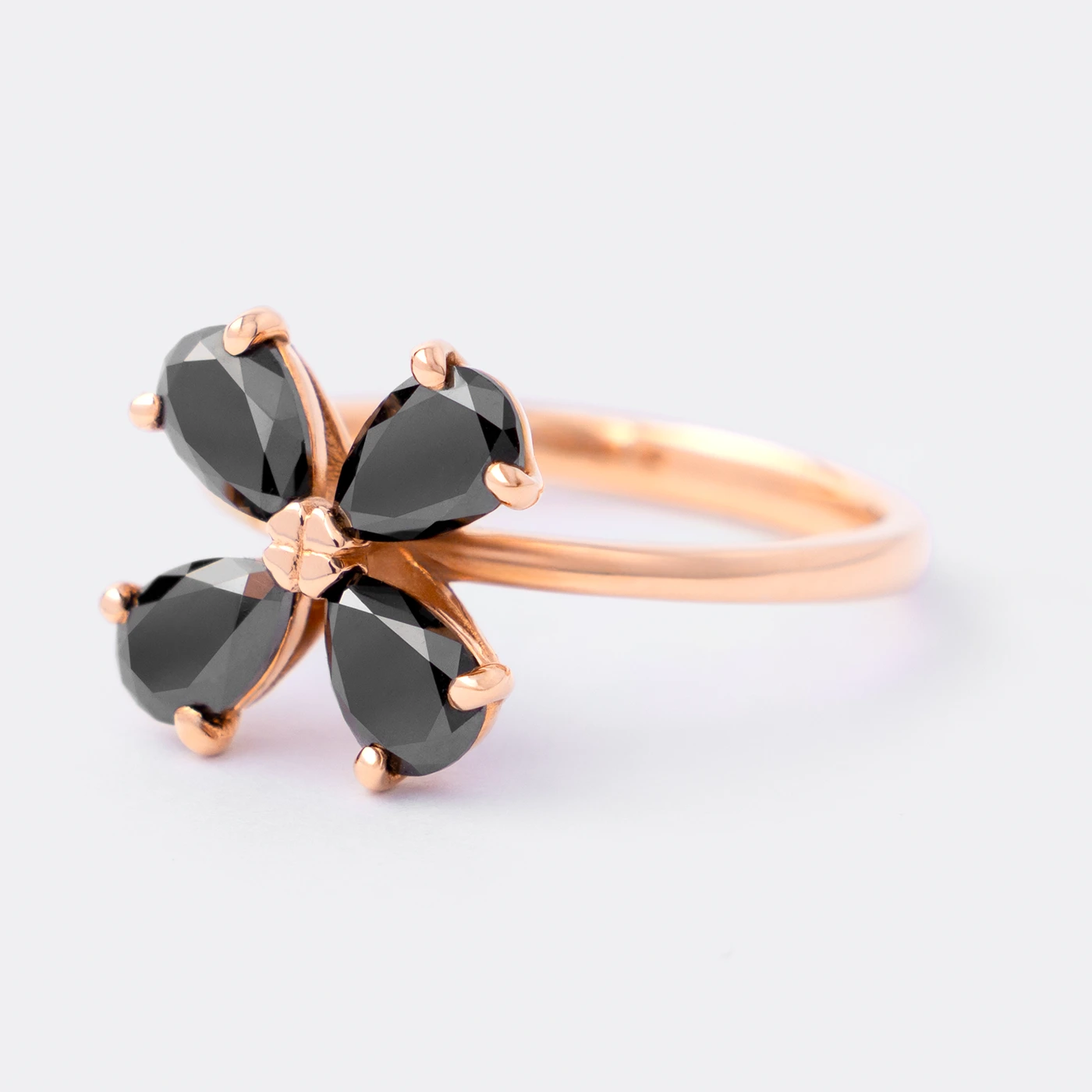 Ring Forever Blossom aus 750er Roségold mit vier schwarzen tropfenförmigen Diamanten 1,2 ct - Seitenansicht 25°