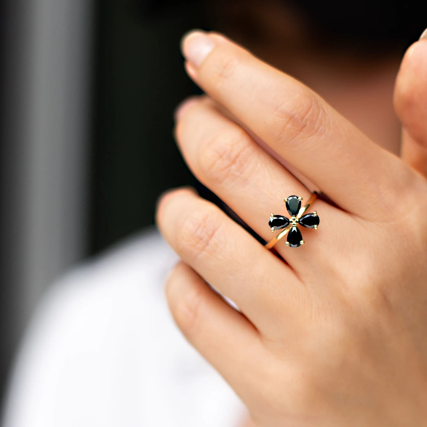 Ring Forever Blossom aus 750er Roségold mit vier schwarzen tropfenförmigen Diamanten 1,2 ct - getragen, Detailansicht