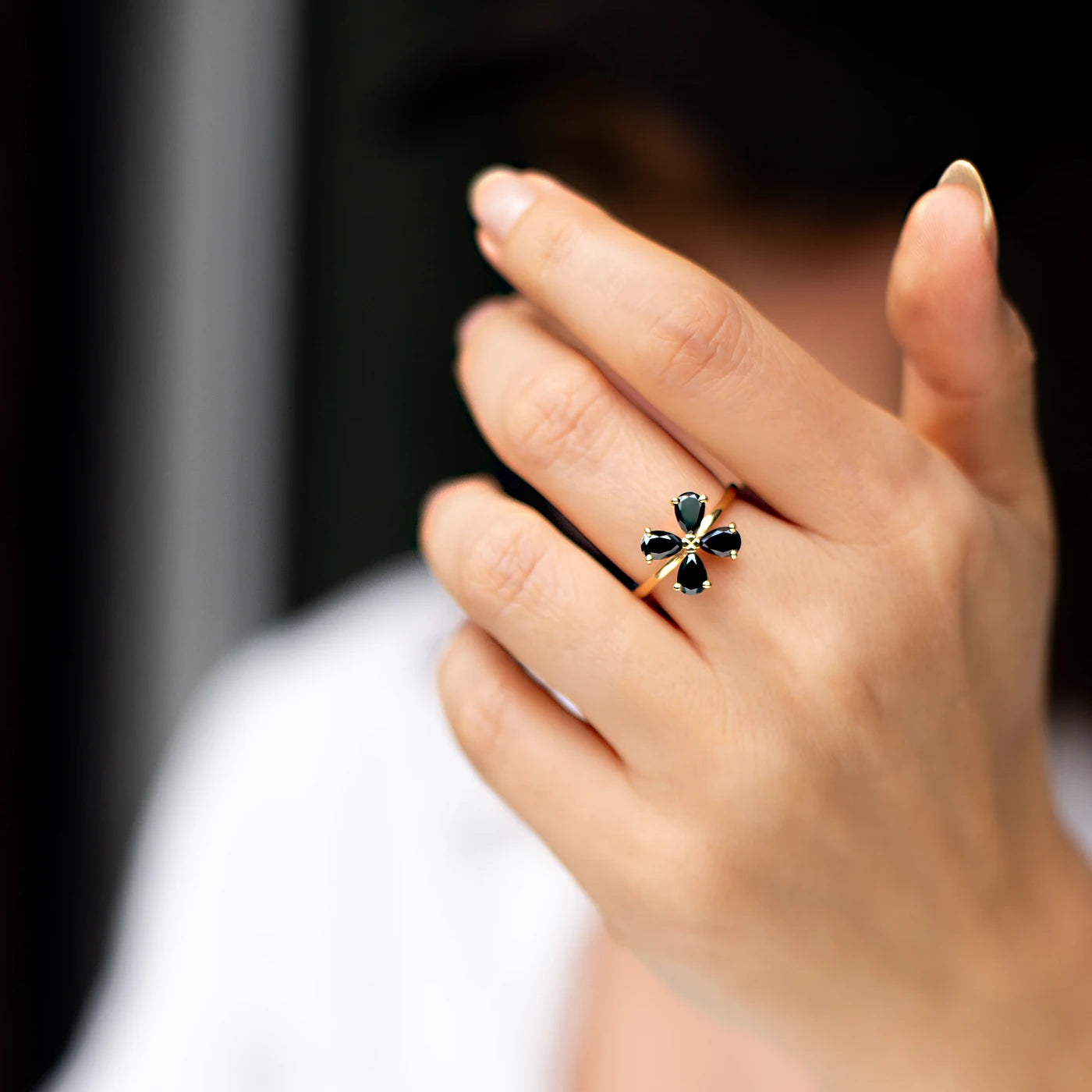 Ring Forever Blossom aus 750er Roségold mit vier schwarzen tropfenförmigen Diamanten 1,2 ct - getragen an der Hand