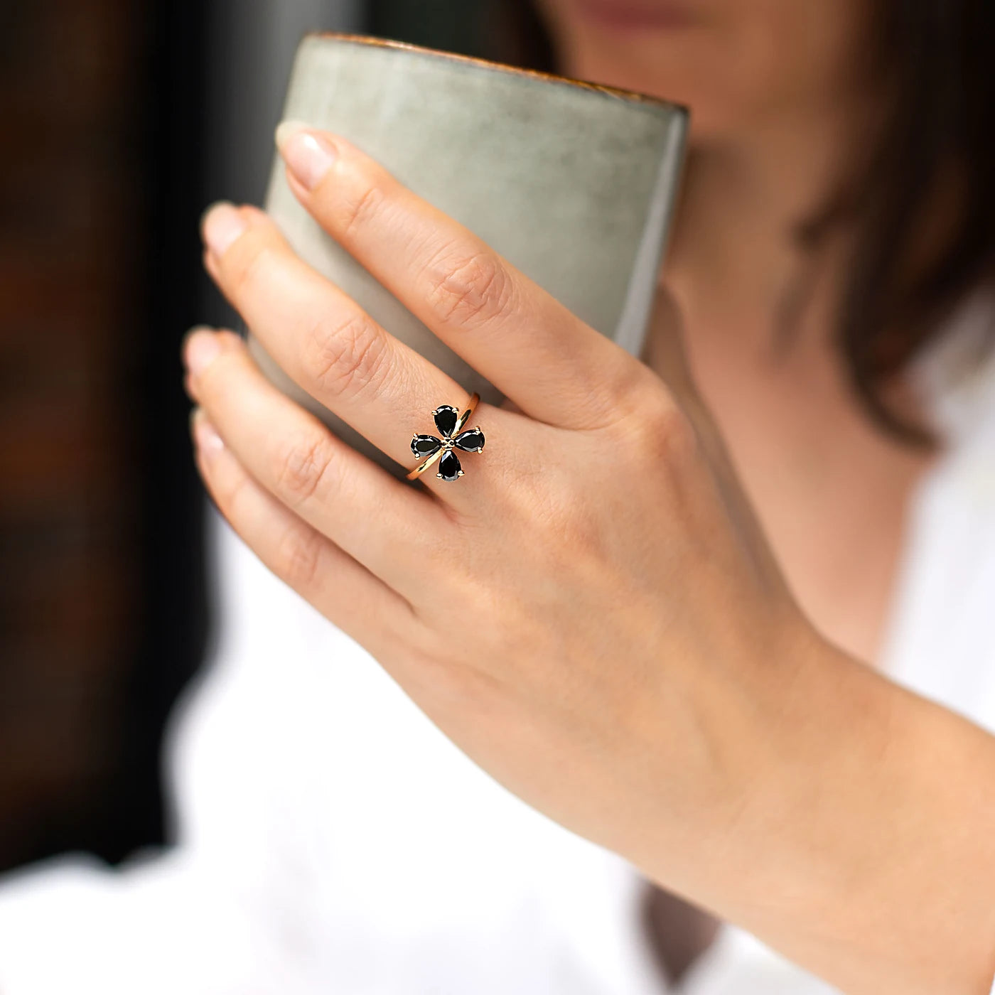 Ring Forever Blossom aus 750er Roségold mit vier schwarzen tropfenförmigen Diamanten 1,2 ct - getragen, Lifestyle