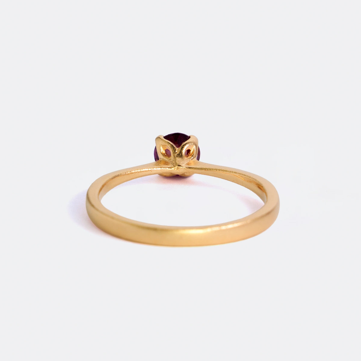 Ring Mermaid aus 925er Sterlingsilber vergoldet mit rundem rotem Granat 5 mm - Rückansicht 180°