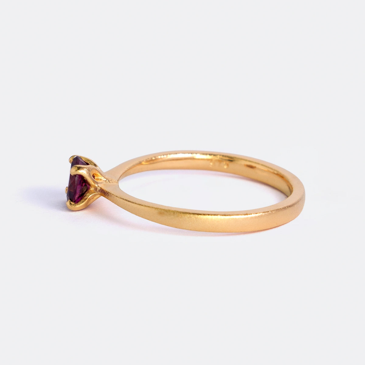 Ring Mermaid aus 925er Sterlingsilber vergoldet mit rundem rotem Granat 5 mm - Seitenansicht 90°