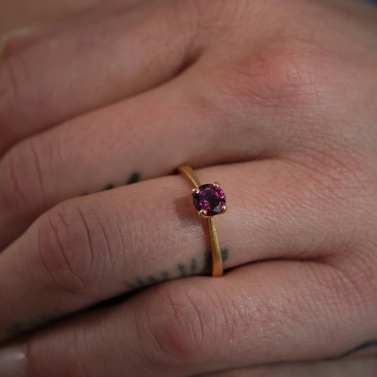 Ring Mermaid roter Granat aus 925er Sterlingsilber vergoldet - am Finger getragen, Aufsicht