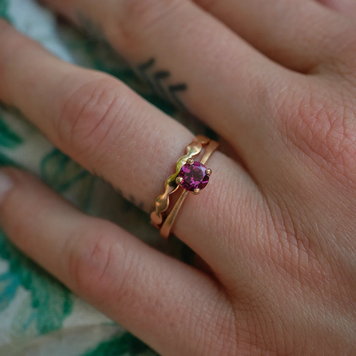Ring Mermaid roter Granat aus 925er Sterlingsilber vergoldet - getragen, Detailansicht mit Ring Wave