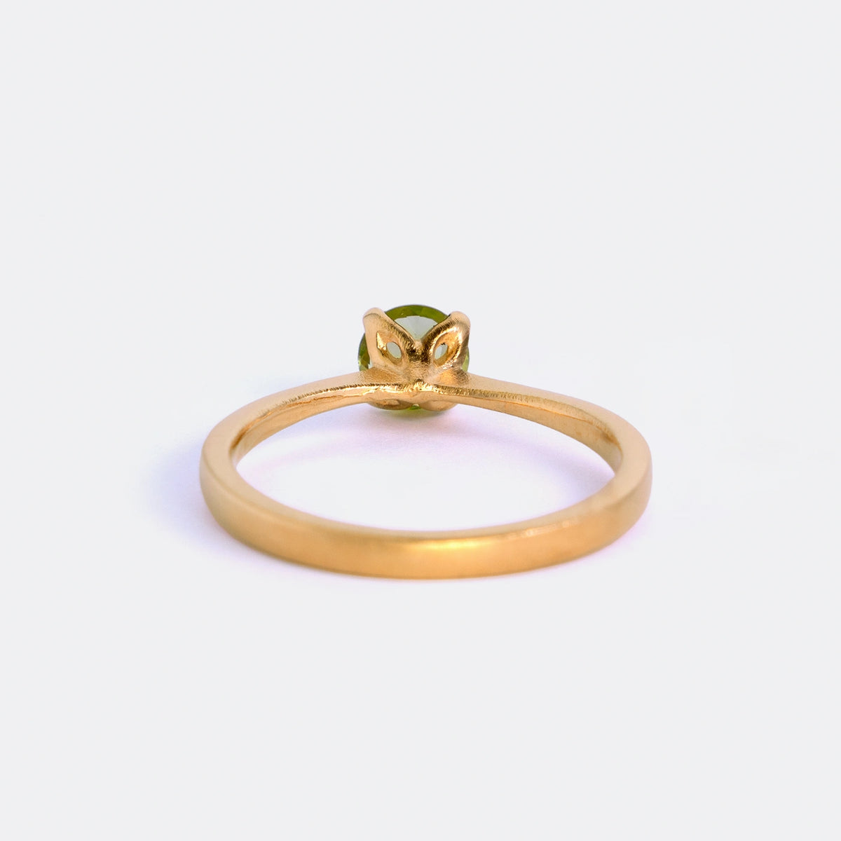 Ring Mermaid aus 925er Sterlingsilber vergoldet mit rundem grünem Peridot 5 mm - Rückansicht 180°