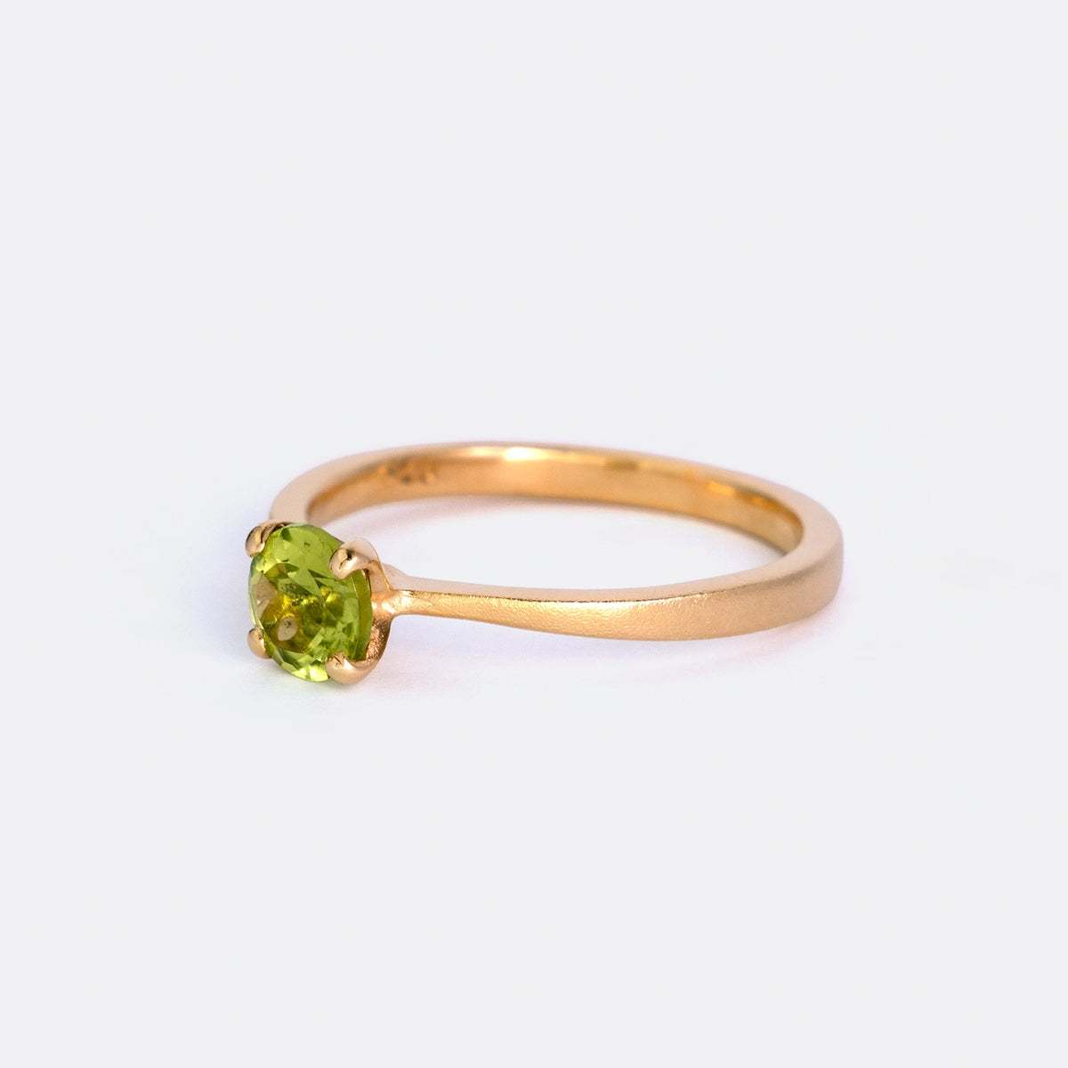 Ring Mermaid aus 925er Sterlingsilber vergoldet mit rundem grünem Peridot 5 mm - Seitenansicht 25°