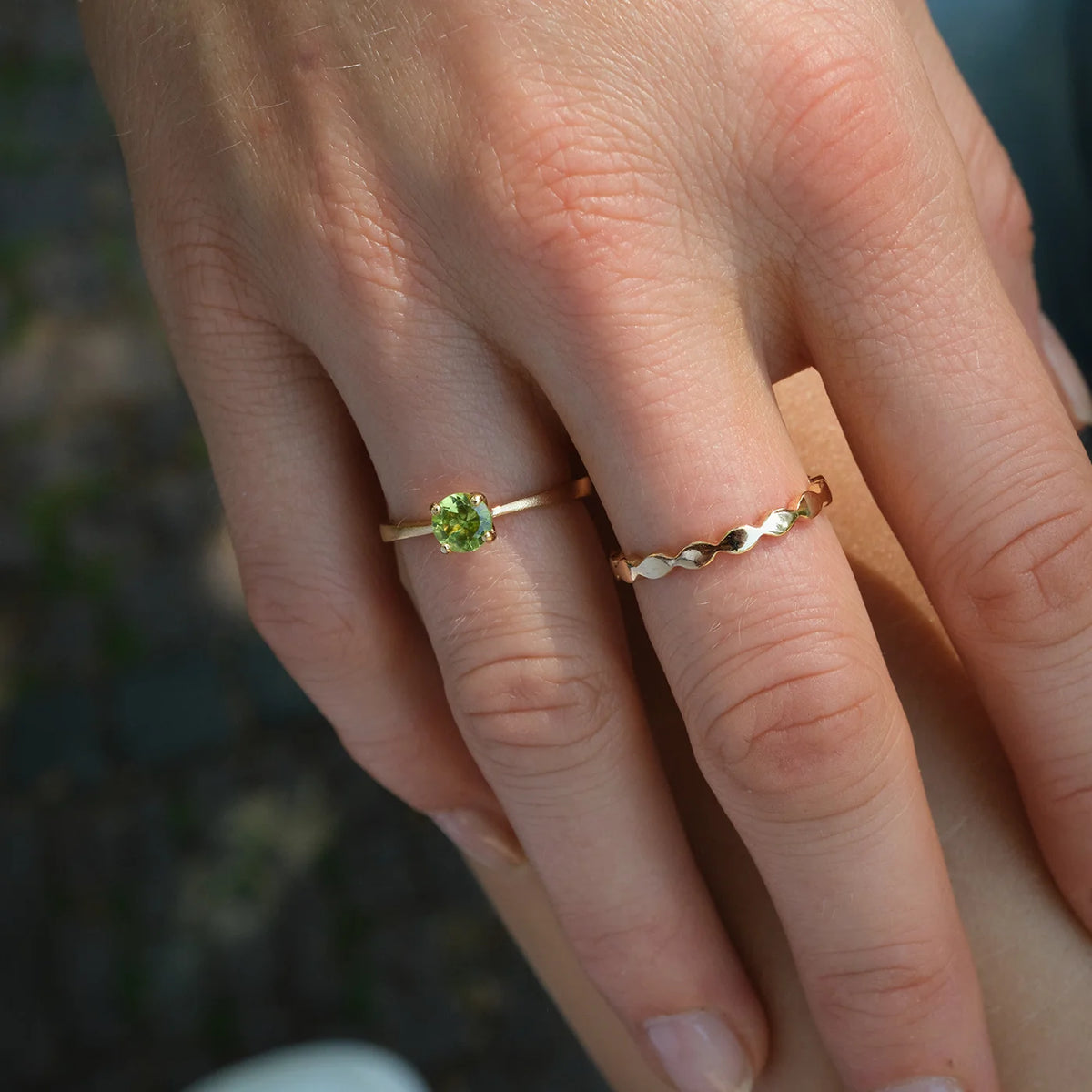 Ring Mermaid grüner Peridot aus 925er Sterlingsilber vergoldet - am Finger getragen, Aufsicht