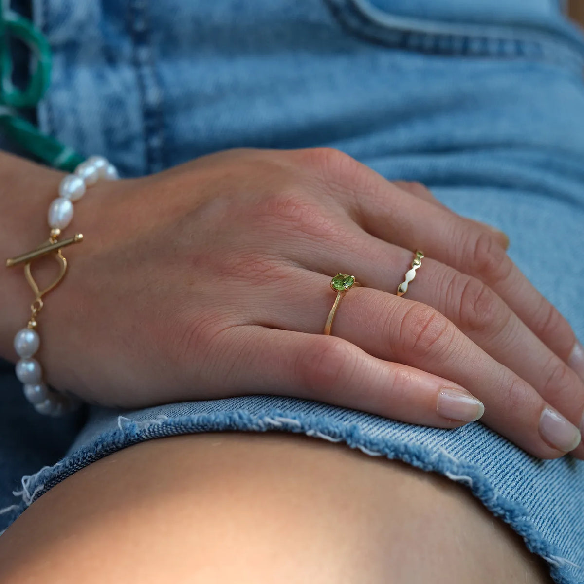 Ring Mermaid grüner Peridot aus 925er Sterlingsilber vergoldet - am Finger getragen, mit Ring Wave kombiniert