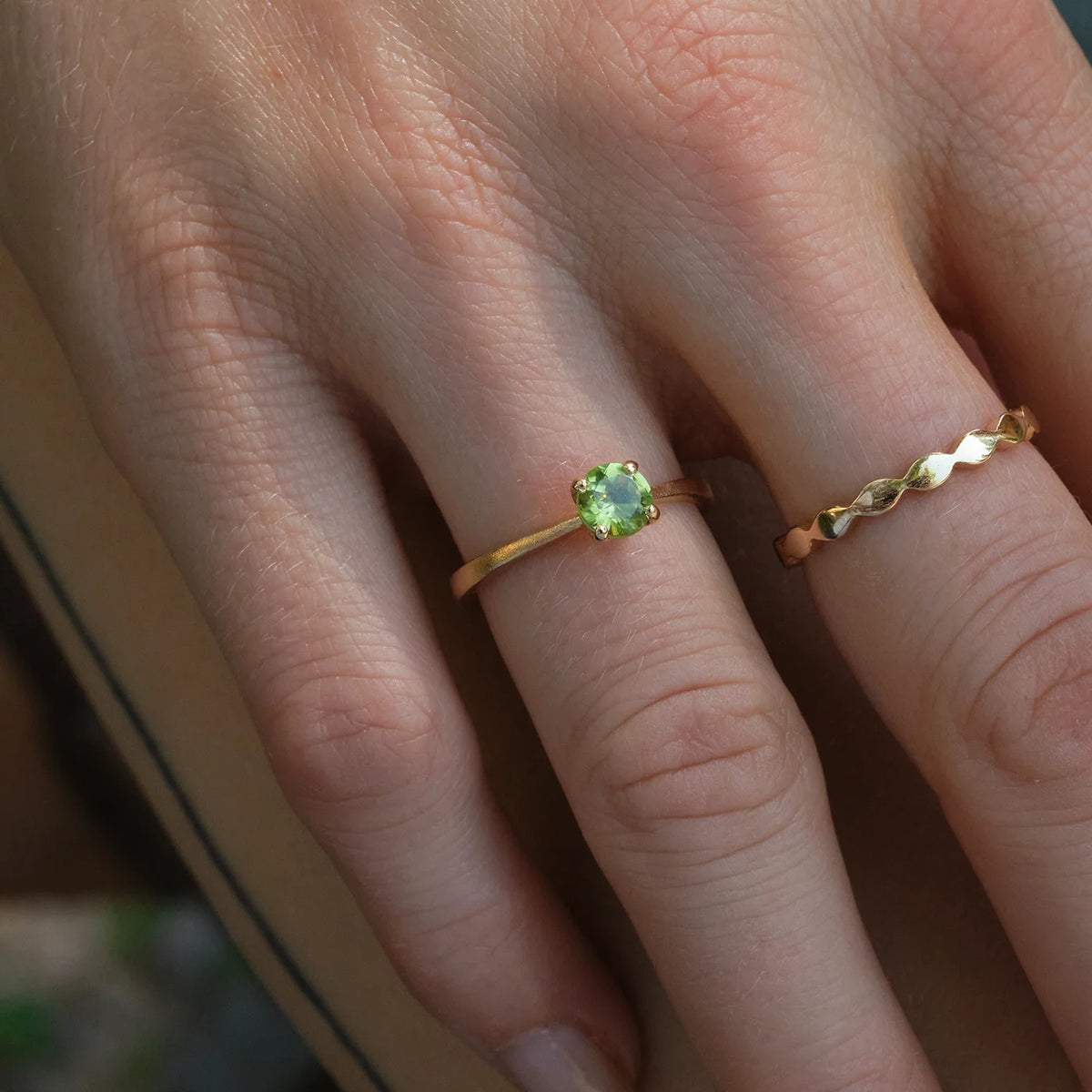 Ring Mermaid grüner Peridot aus 925er Sterlingsilber vergoldet - Nahaufnahme des Steins