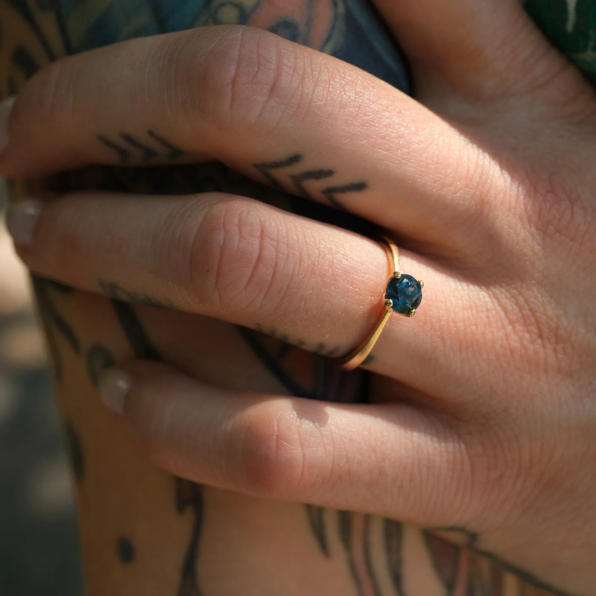 Ring Mermaid petrolblauer Topas aus 925er Sterlingsilber vergoldet - am Finger getragen, Schrägansicht