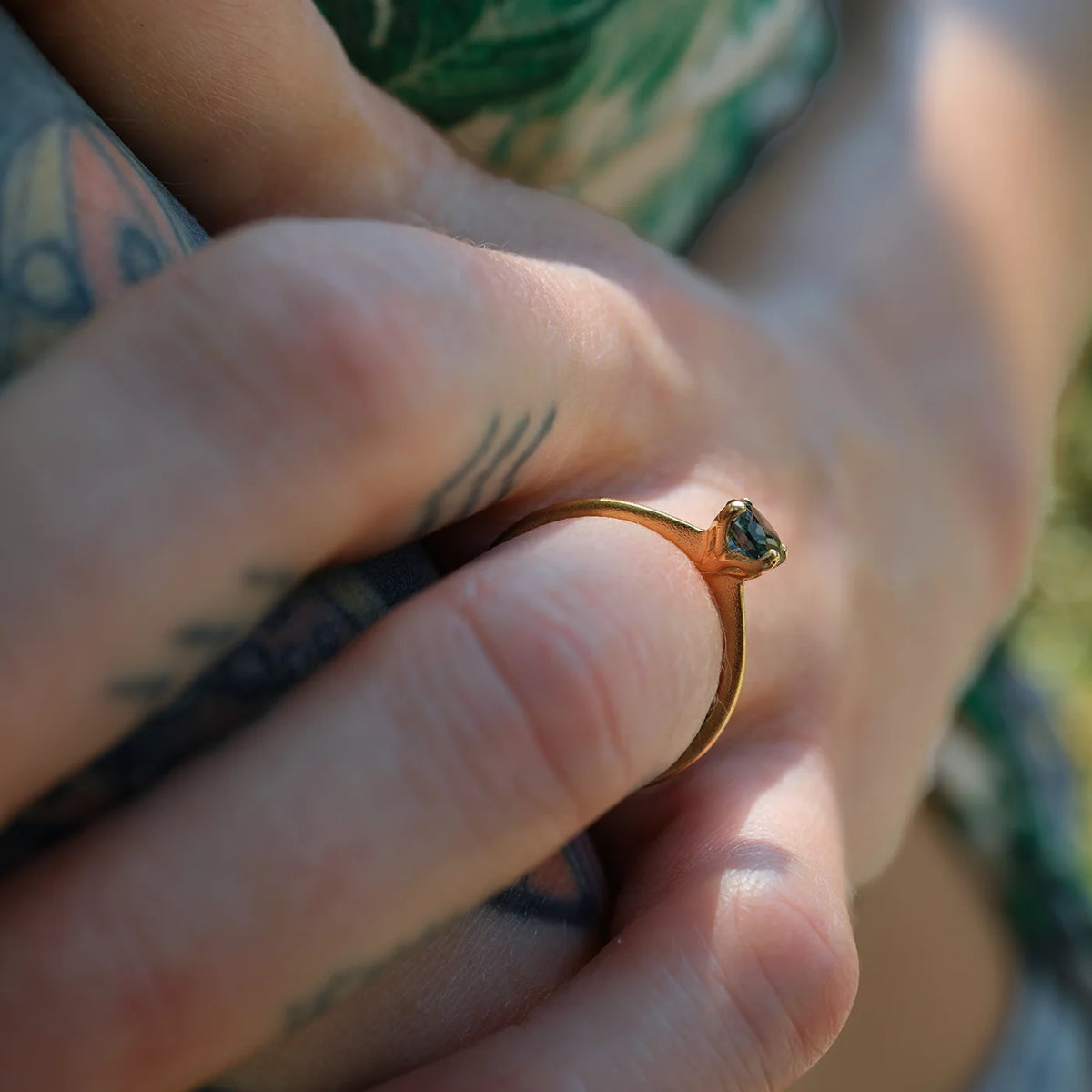 Ring Mermaid petrolblauer Topas aus 925er Sterlingsilber vergoldet - am Finger getragen, Seitenansicht